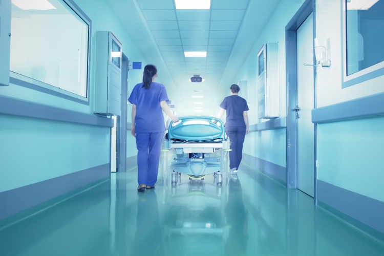 Moeten studenten (HBO-V, geneeskunde, etc.) zich na een stage in het buitenland altijd laten testen op MRSA, om weer in een Nederlandse zorginstelling te mogen werken of stage te lopen?
