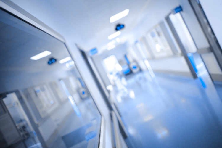 Wat moet er gebeuren als een MRSA-patiënt de polikliniek bezoekt?