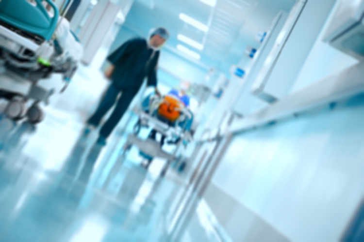 Klopt het dat de kweekuitslag van MRSA-patiënten slechts één keer negatief hoeft te zijn om van de isolatiekamer weer op de afdeling te komen, terwijl MRSA-positieve medewerkers pas bij drie negatieve kweken weer op de afdeling mogen komen werken?
